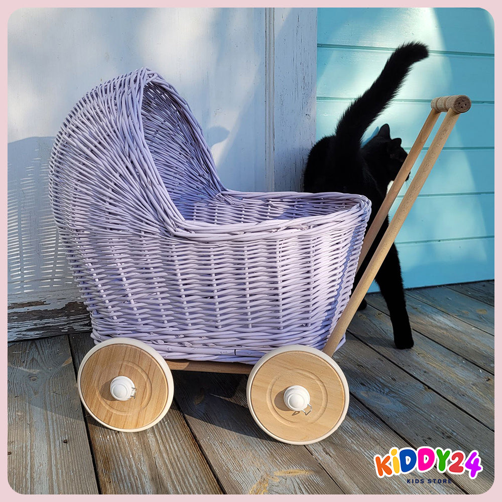 Korbkinderwagen für Puppen in Lila – Liebevoll Handgefertigt & Elegant