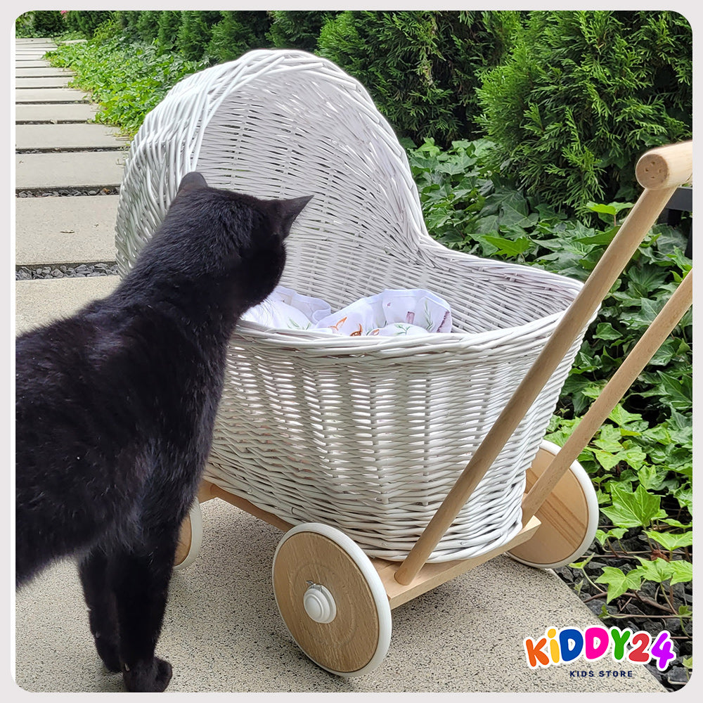 Korbkinderwagen für Puppen in Weiß – Liebevoll Handgefertigt & Elegant
