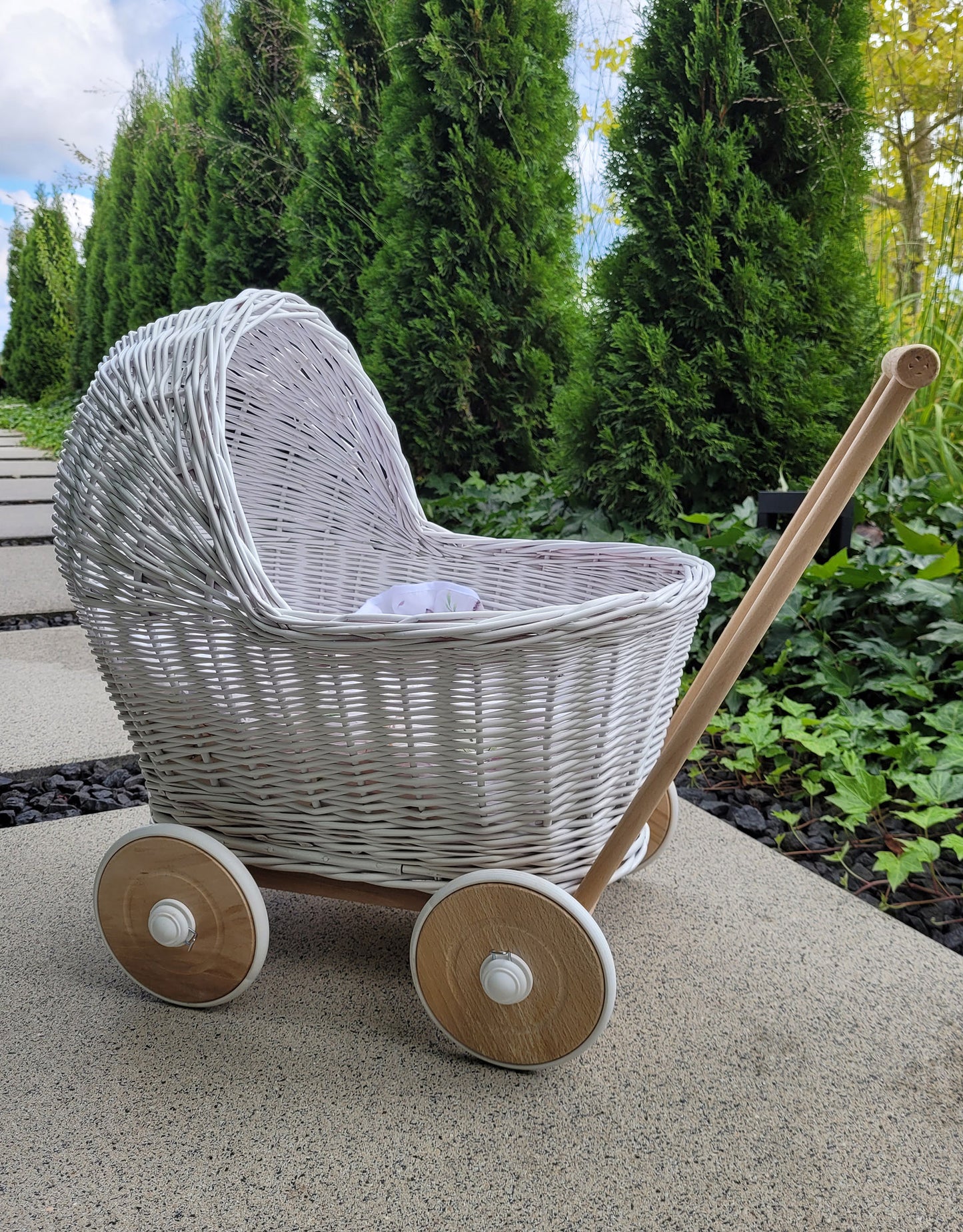Korbkinderwagen für Puppen in Weiß – Liebevoll Handgefertigt & Elegant
