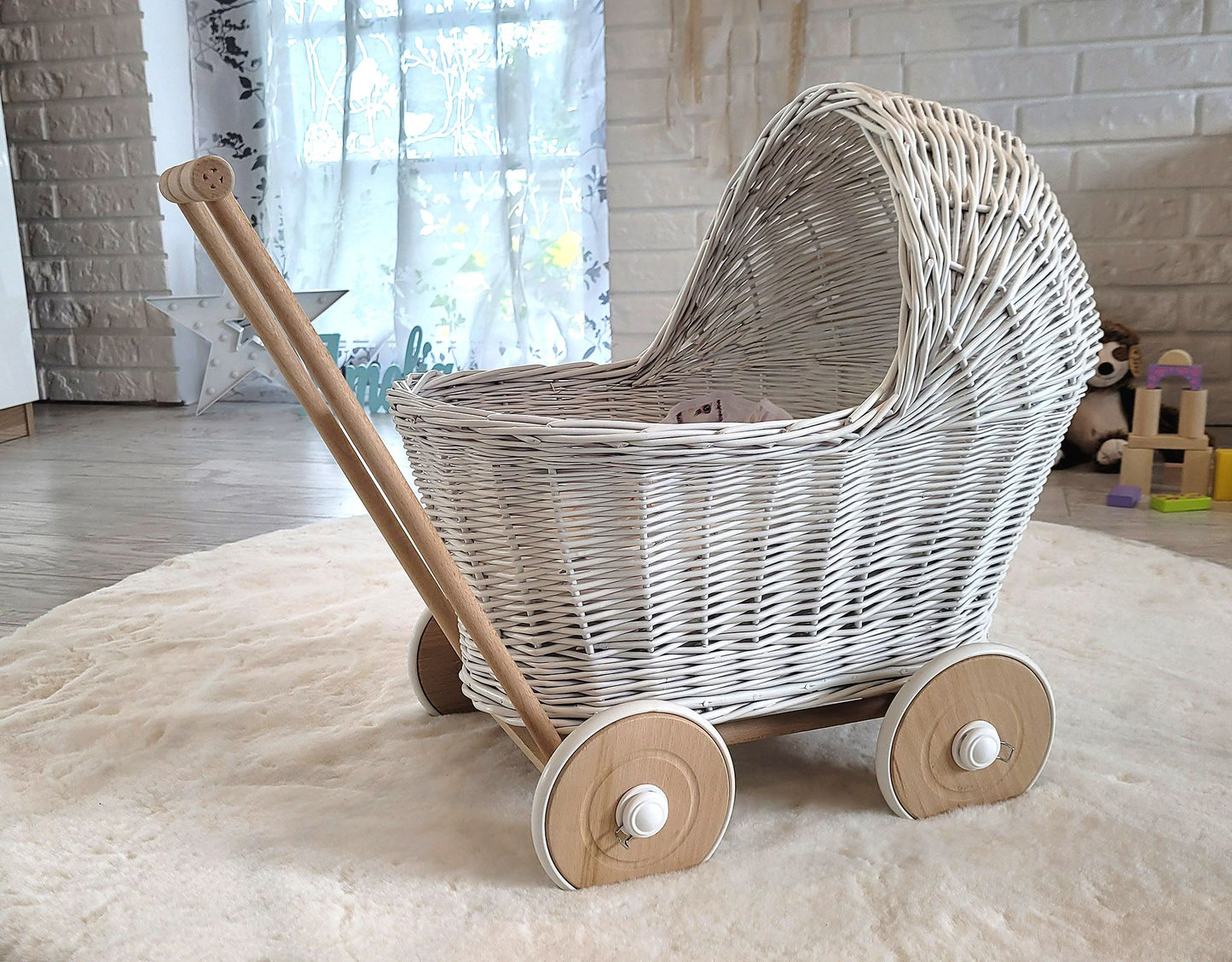 Korbkinderwagen für Puppen in Weiß – Liebevoll Handgefertigt & Elegant