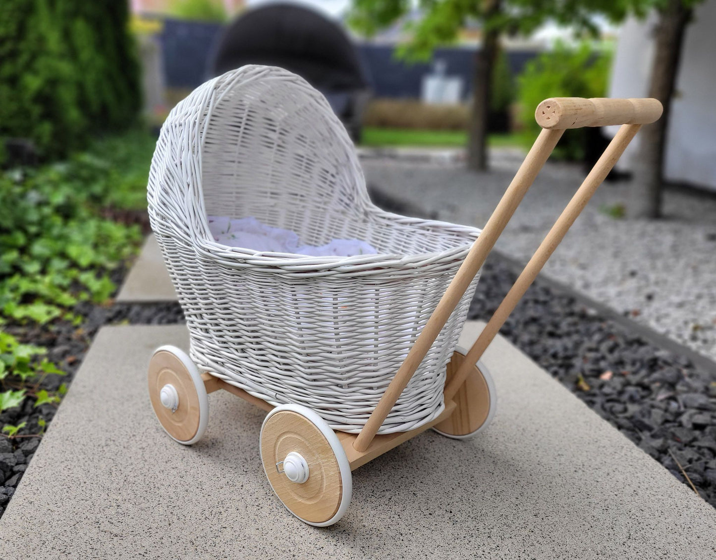 Korbkinderwagen für Puppen in Weiß – Liebevoll Handgefertigt & Elegant