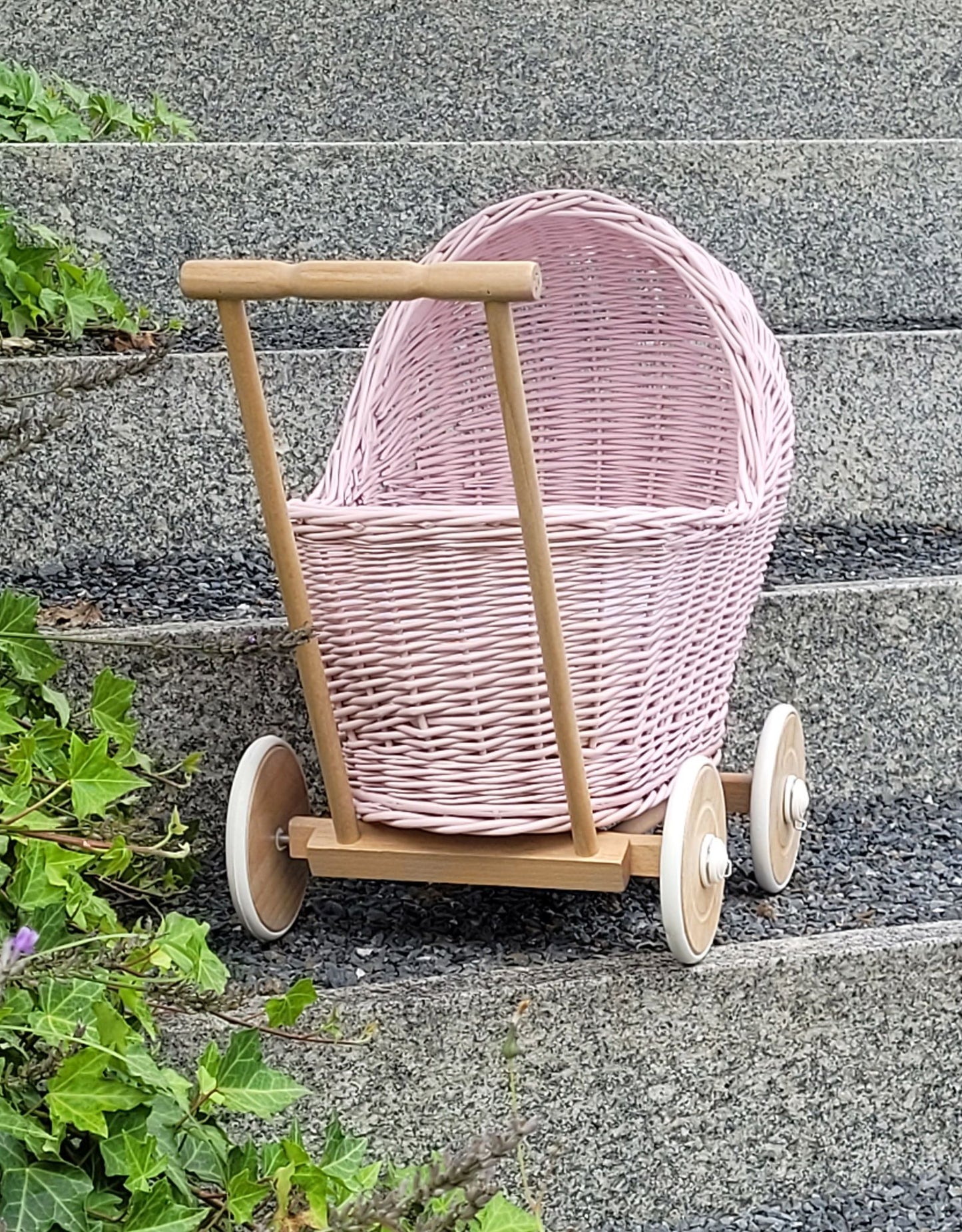Korbkinderwagen für Puppen in Rosa – Liebevoll Handgefertigt & Elegant
