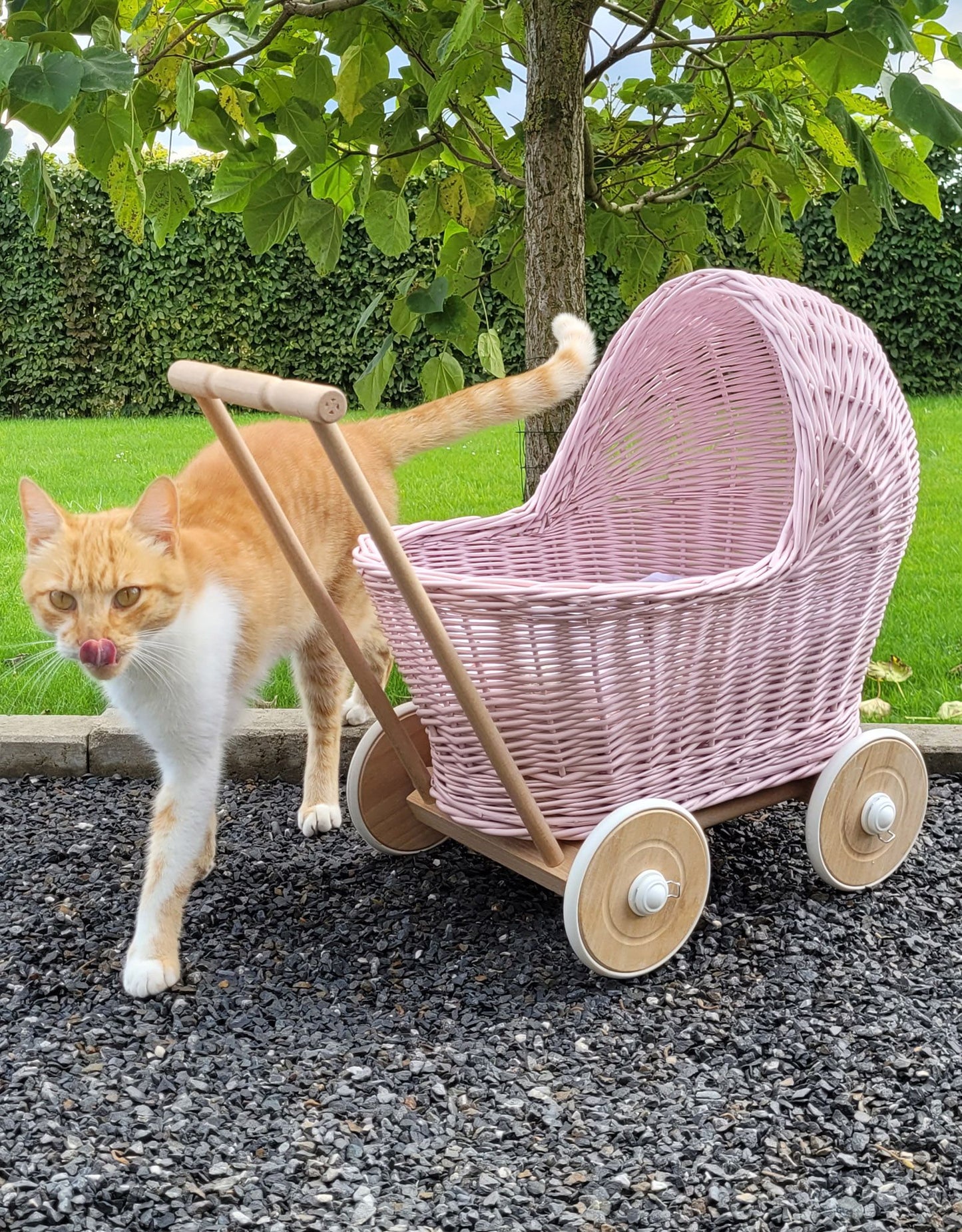 Korbkinderwagen für Puppen in Rosa – Liebevoll Handgefertigt & Elegant