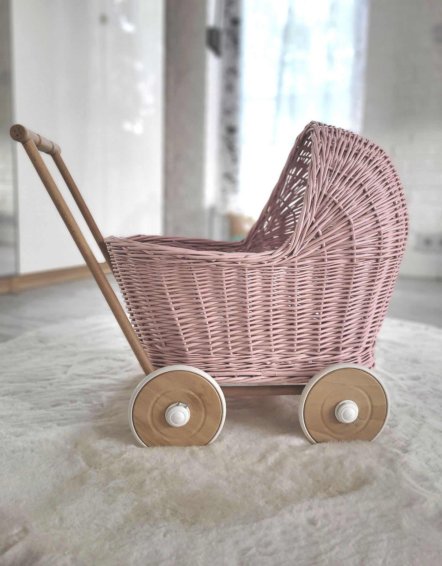 Korbkinderwagen für Puppen in Rosa – Liebevoll Handgefertigt & Elegant