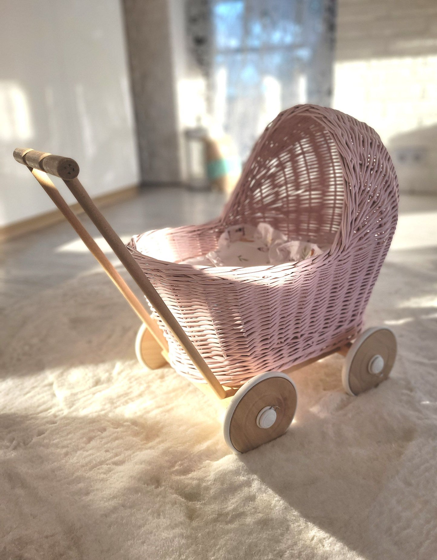 Korbkinderwagen für Puppen in Rosa – Liebevoll Handgefertigt & Elegant