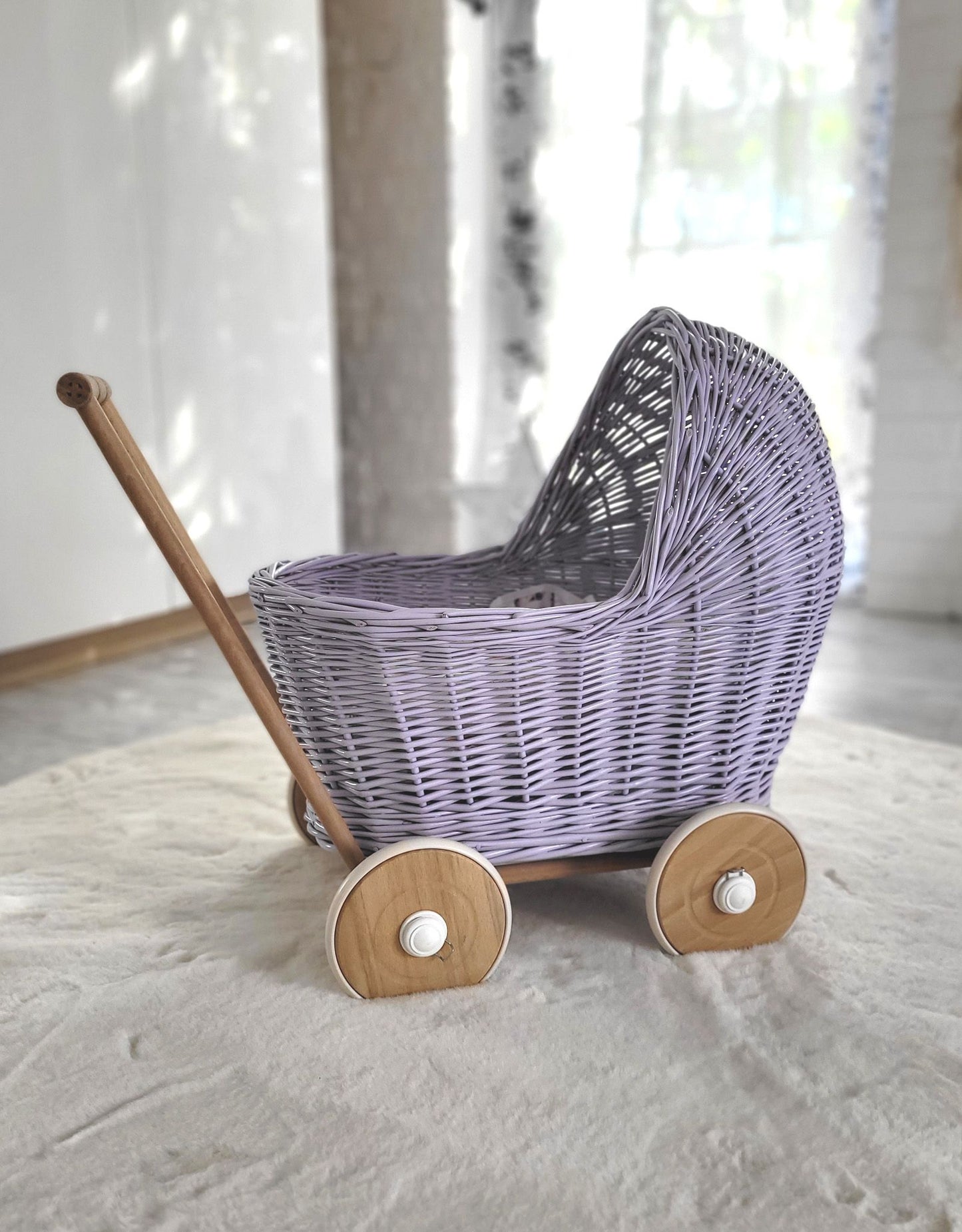 Korbkinderwagen für Puppen in Lila – Liebevoll Handgefertigt & Elegant