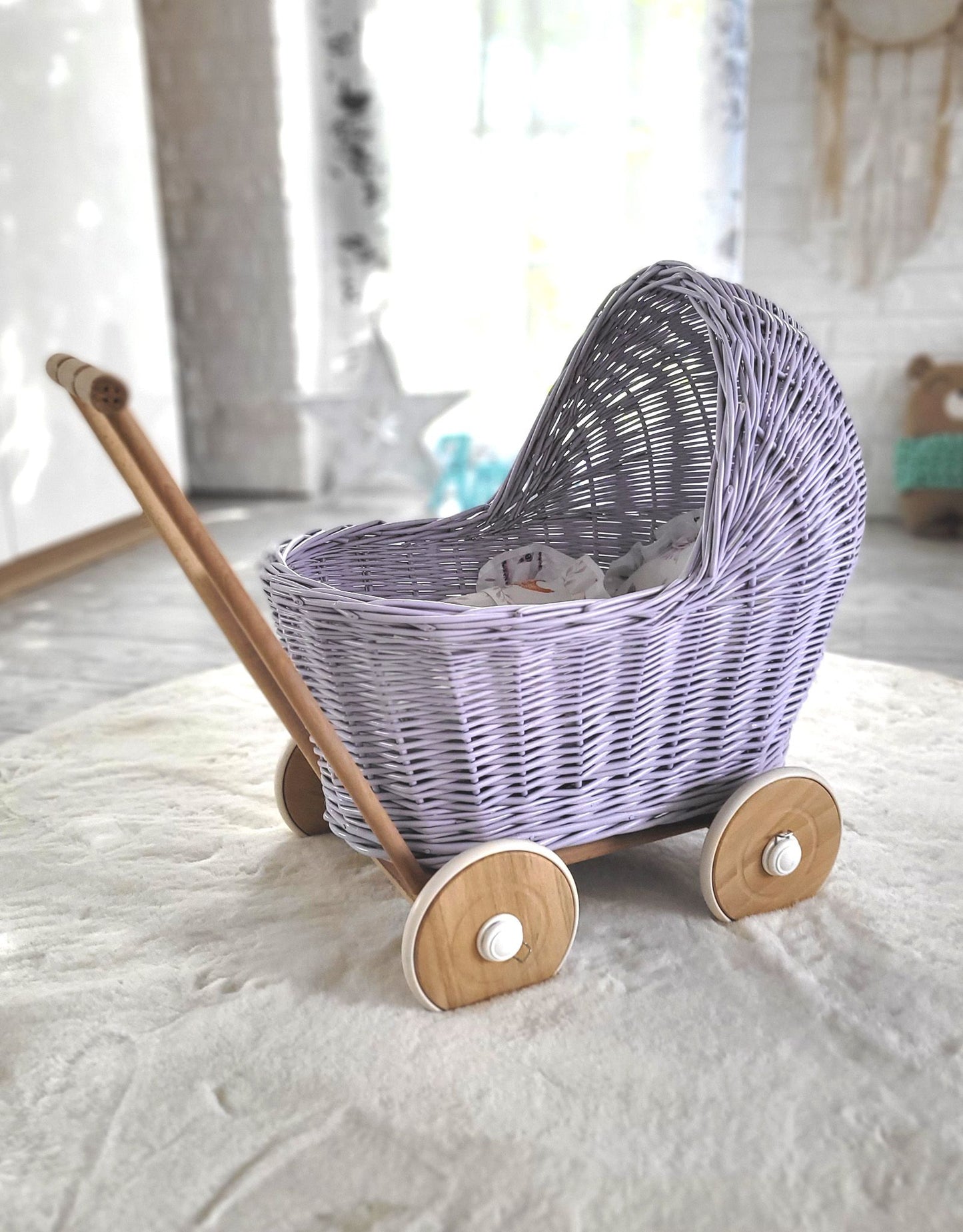 Korbkinderwagen für Puppen in Lila – Liebevoll Handgefertigt & Elegant