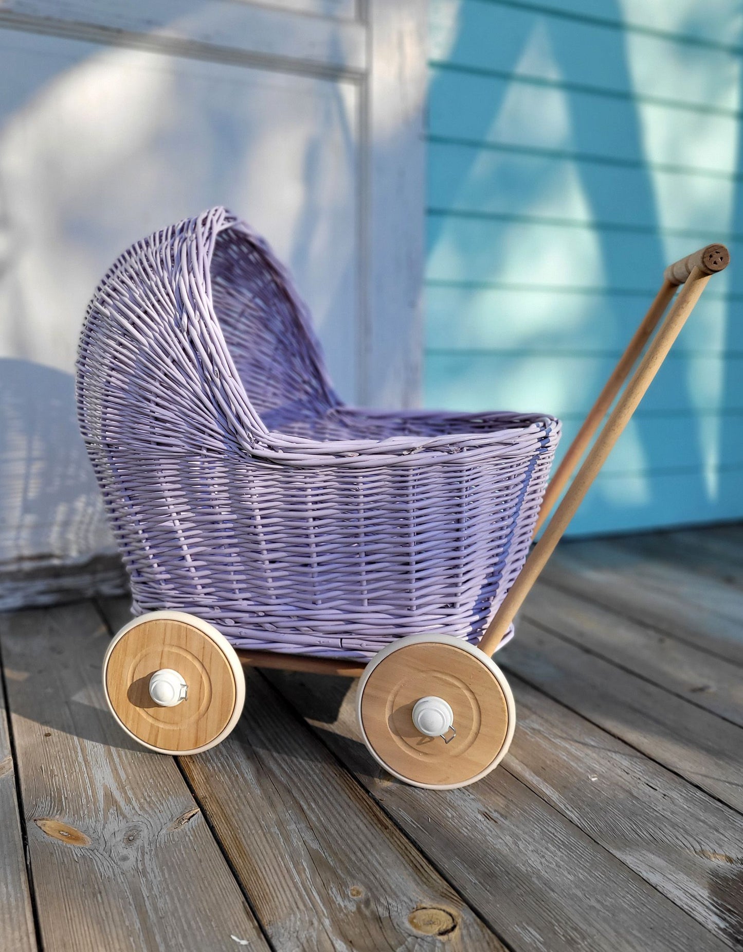 Korbkinderwagen für Puppen in Lila – Liebevoll Handgefertigt & Elegant