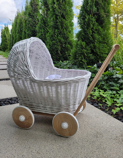 Korbkinderwagen für Puppen in Weiß – Liebevoll Handgefertigt & Elegant