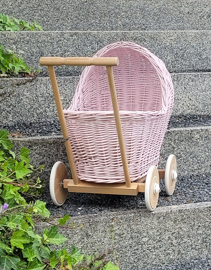Korbkinderwagen für Puppen in Rosa – Liebevoll Handgefertigt & Elegant