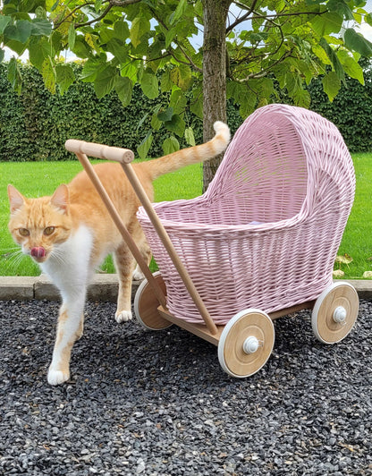 Korbkinderwagen für Puppen in Rosa – Liebevoll Handgefertigt & Elegant