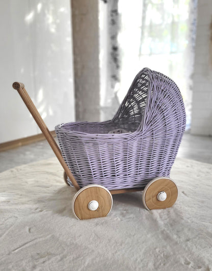 Korbkinderwagen für Puppen in Lila – Liebevoll Handgefertigt & Elegant